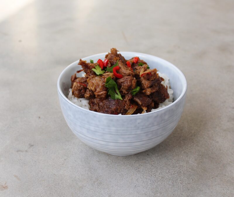 Rendang met vers geraspte en geroosterde kokos