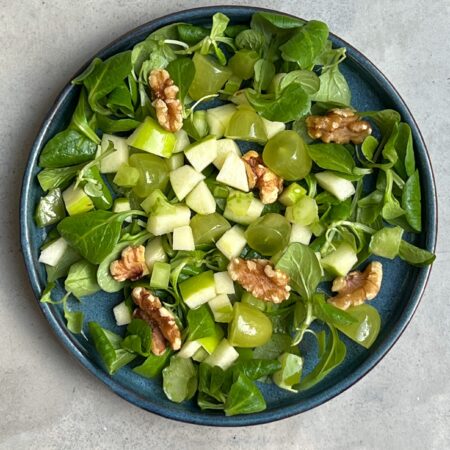 Salade met appel, druiven en walnoten