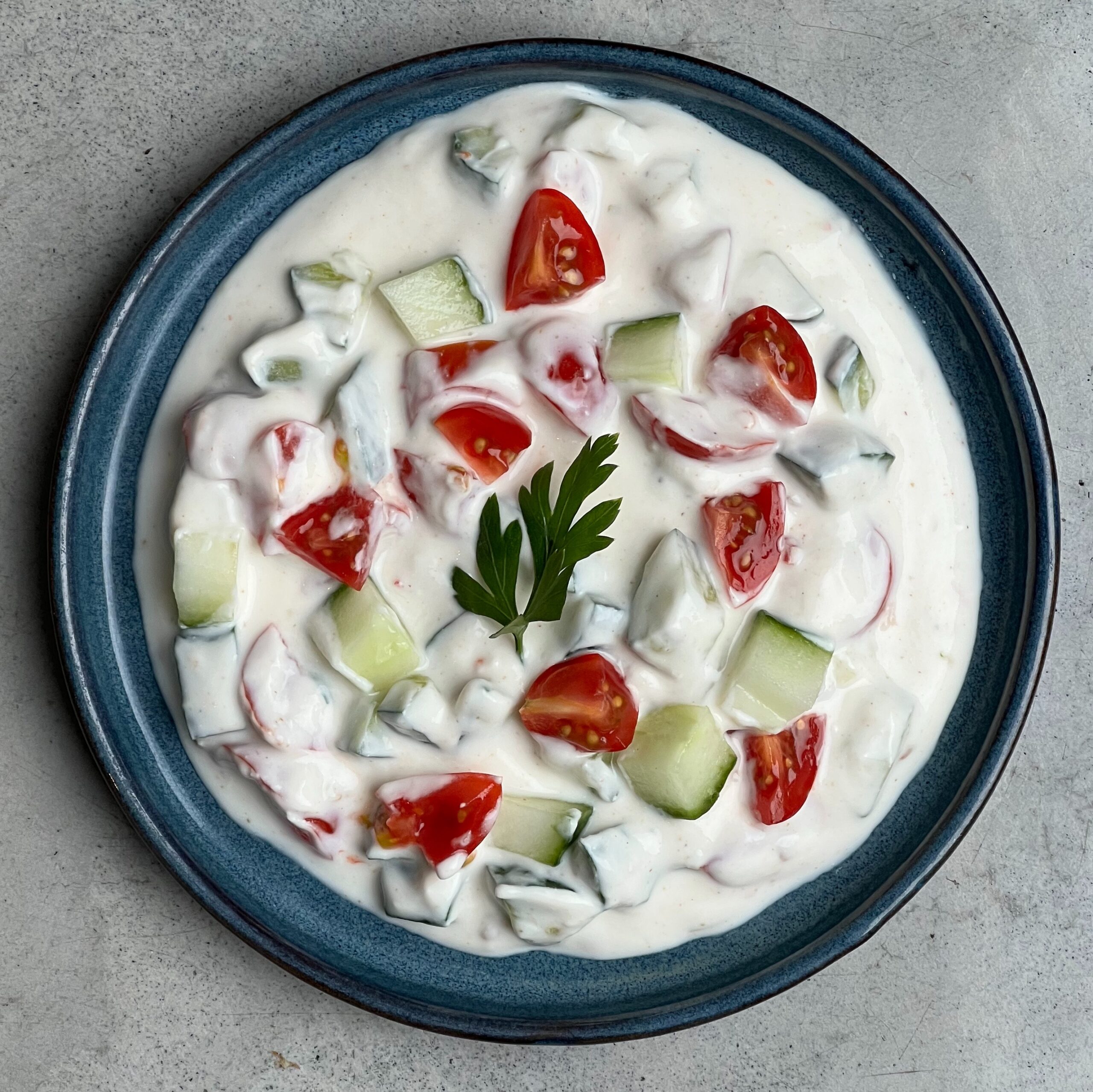 Raita komkommer en tomaat